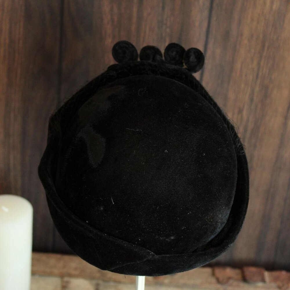 Vintage 1940s Hat, Black Small Topper with Birdcage Veil and Faux Pearl - Picture 6 of 10
